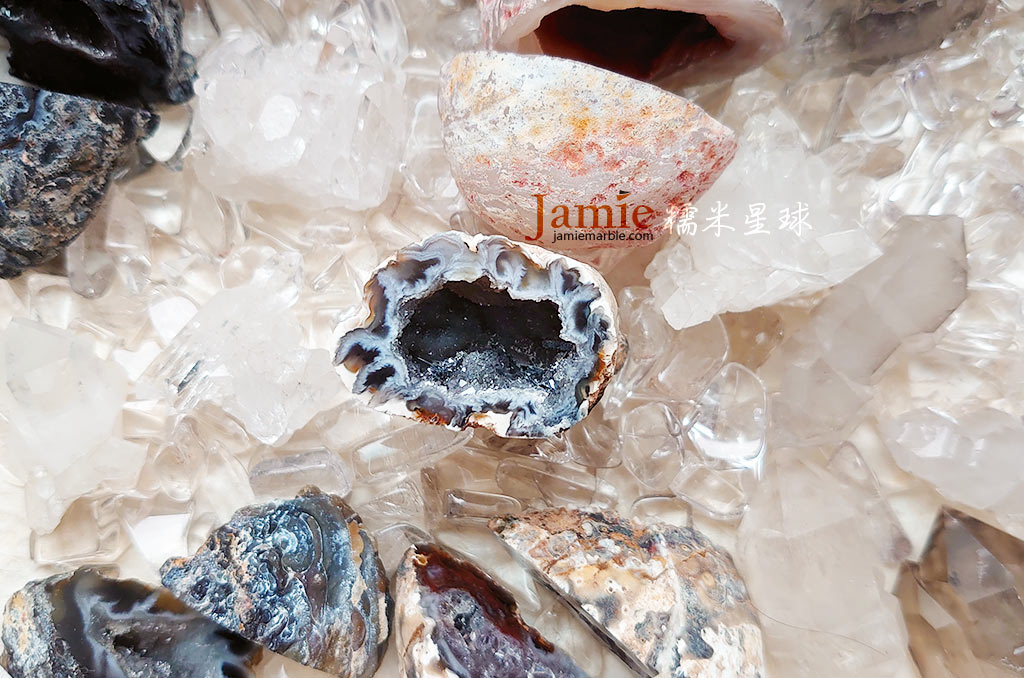 帶碧璽雷公水晶群