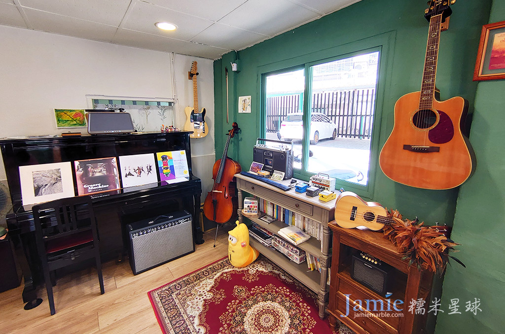 內部裝潢一堆CD黑膠唱片吉他鋼琴