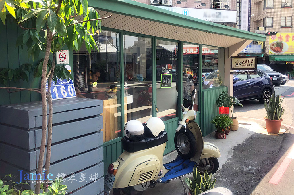 西屯路有間咖啡蛋餅門口停偉士牌