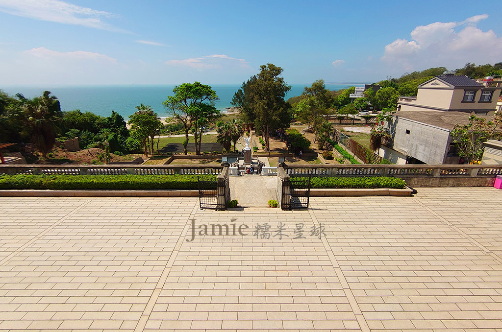 洋樓外廣場面向公園