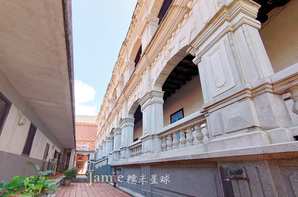 宿舍與石造牆面長廊