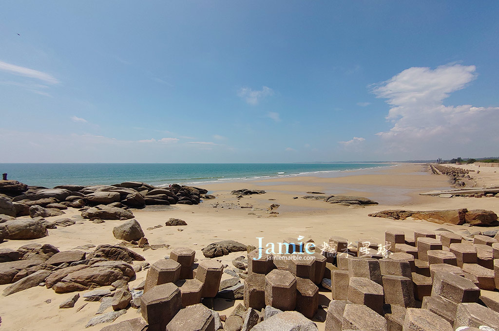 成功沙灘消波塊遠景