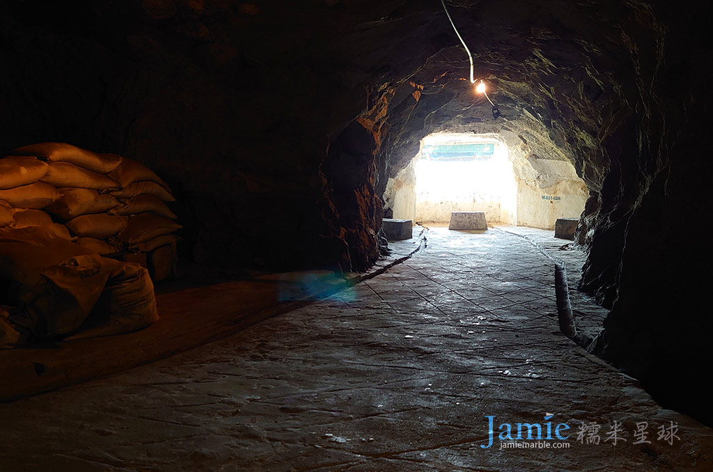 坑道天井陽光灑落