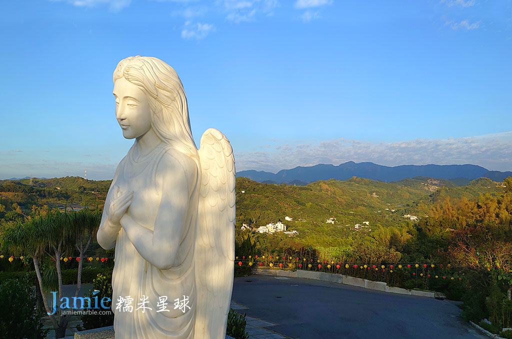 入口女性容貌的天使石雕刻，霧峰的山景