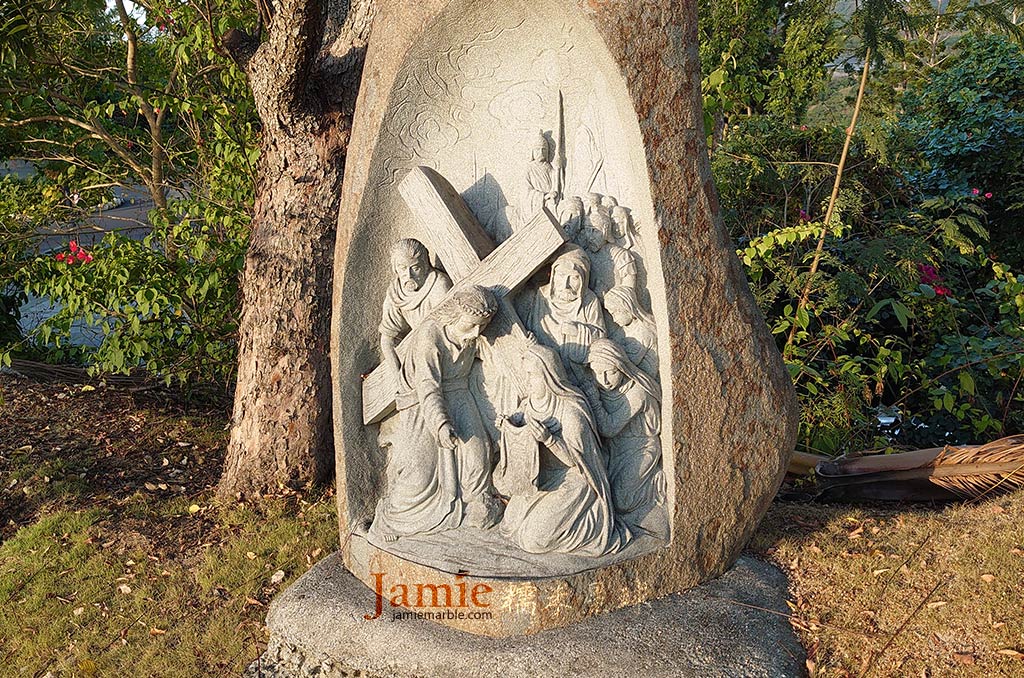 原石雕刻而成的耶斯背十字雕像