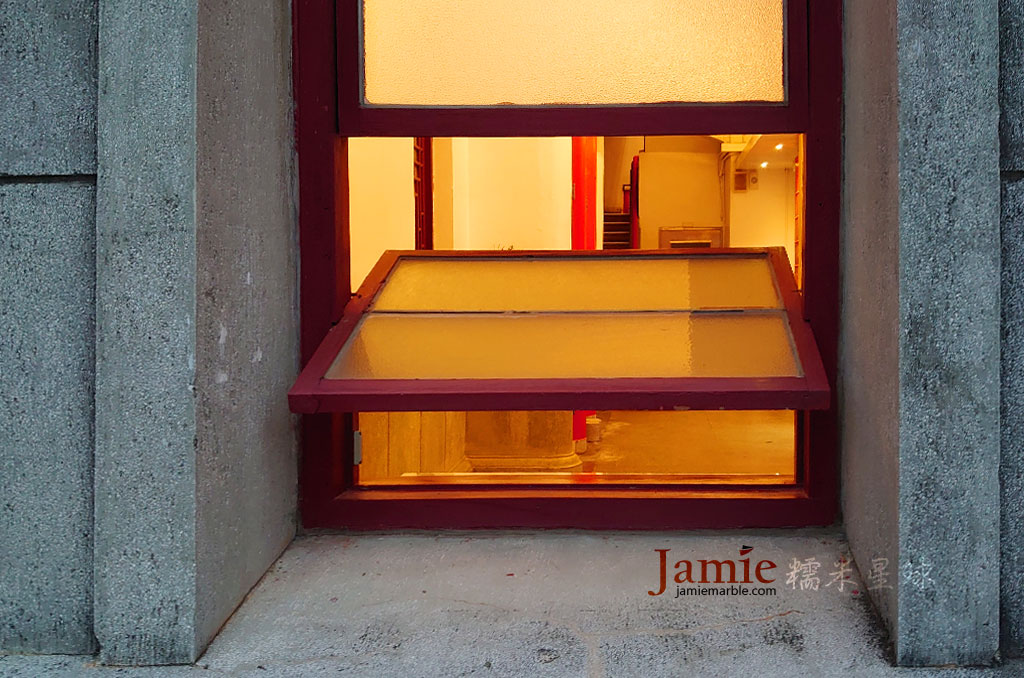 早期可翻式木頭窗戶