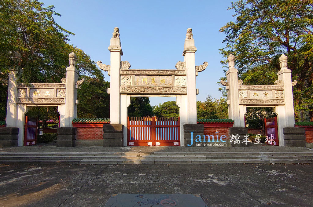 櫺星門，兩側 左:玉振 右:金聲