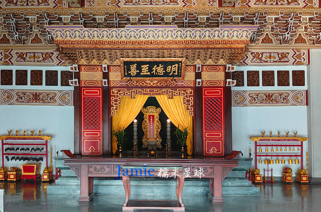 善至德明匾額大成殿內的孔子神位，採用貼金箔九金龍所設計