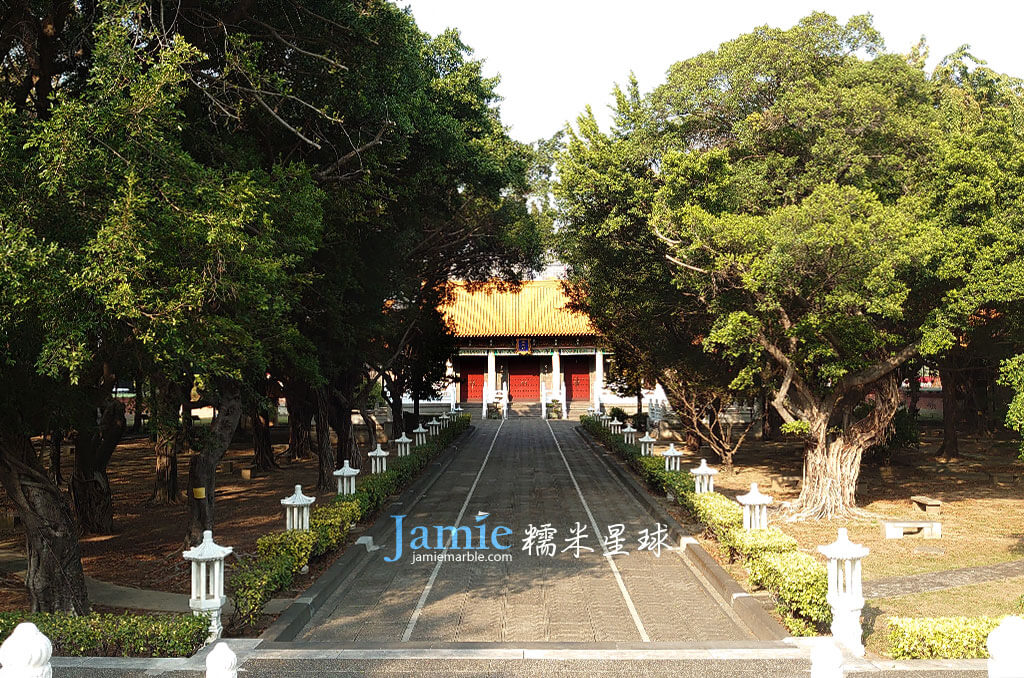 甬道石燈與庭園景色 兩排榕樹