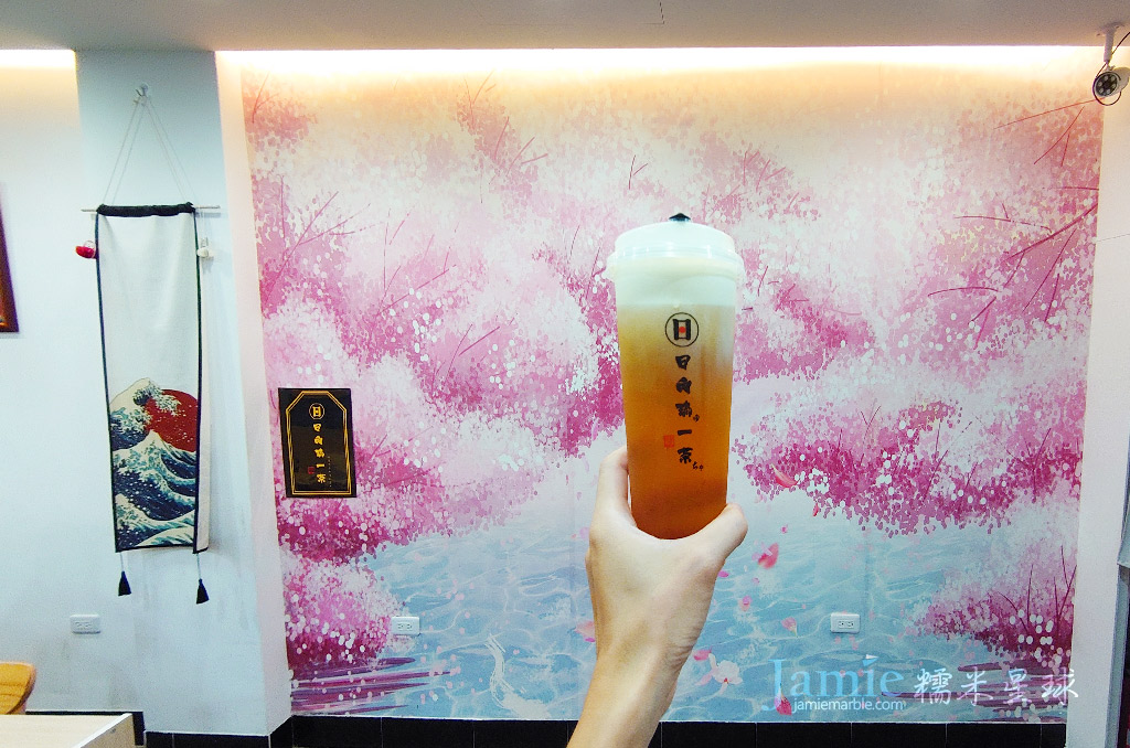 日向網美朝照櫻花牆壁