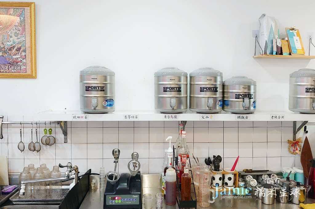 飲料鐵桶琥珀紅茶、東方烏龍、文山青、鐵觀音