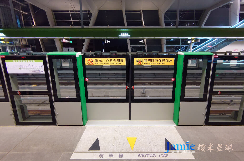 台中捷運入車廂擋門進出請小心月台
