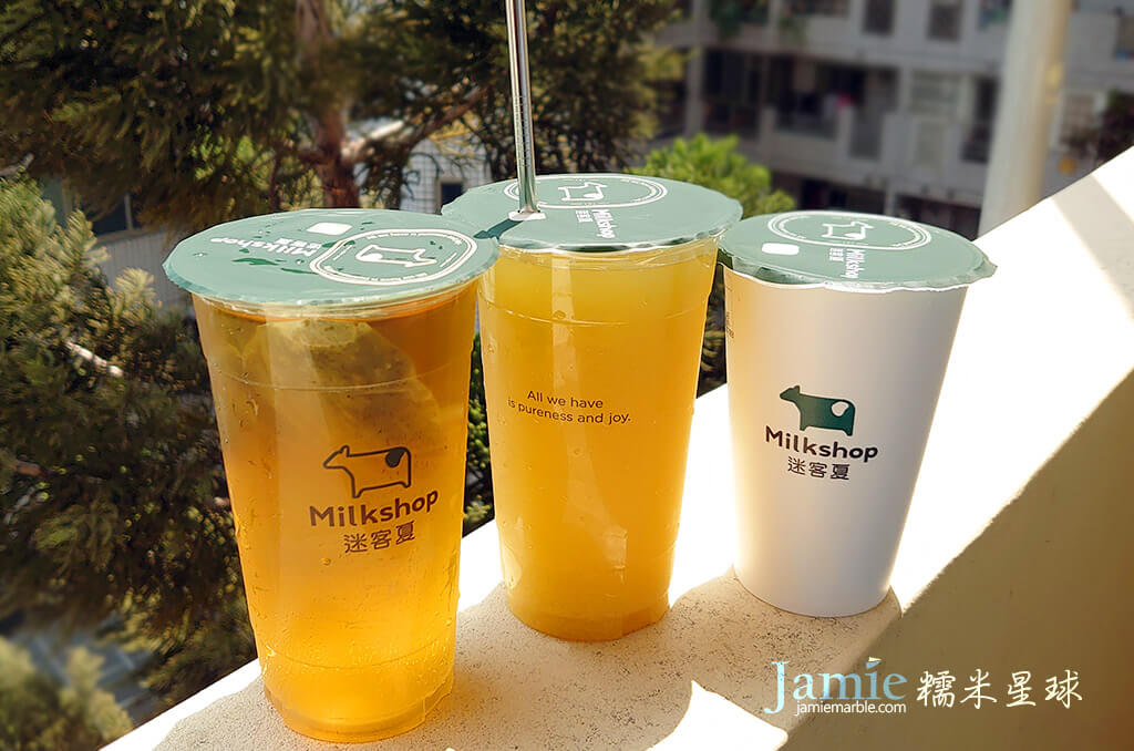 夏季陽光下的迷客夏鮮乳拿鐵,茶包綠茶,柳橙綠