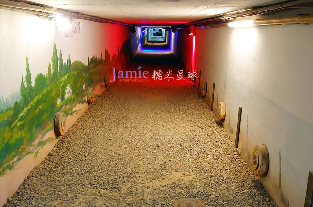 地雷管還原現戰地場,搭配紅色藍色燈光展覽