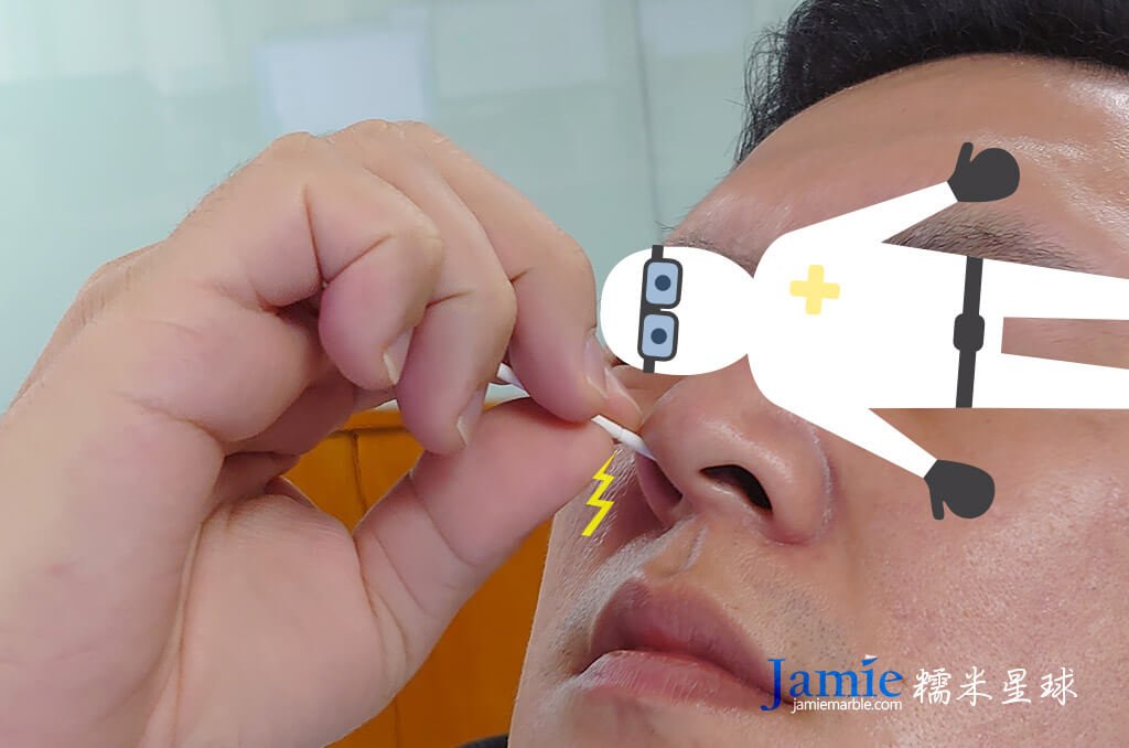 男模特兒鼻腔插入測試,棉棒中間有分界點