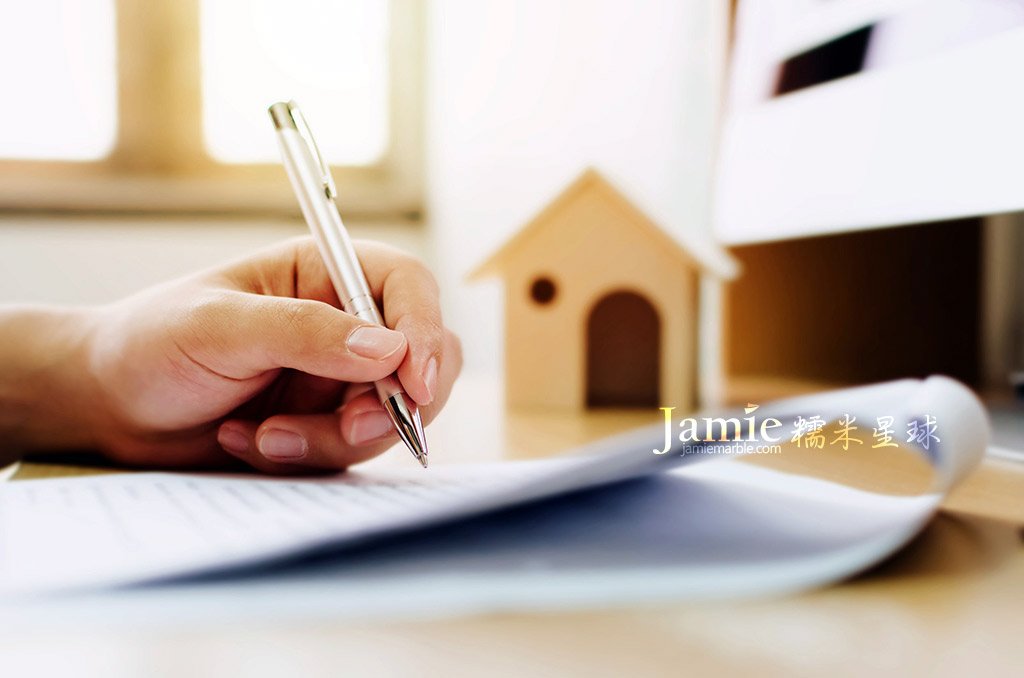 關閉人的手簽署簽名貸款文件到房屋所有權。 按揭及房地產投資