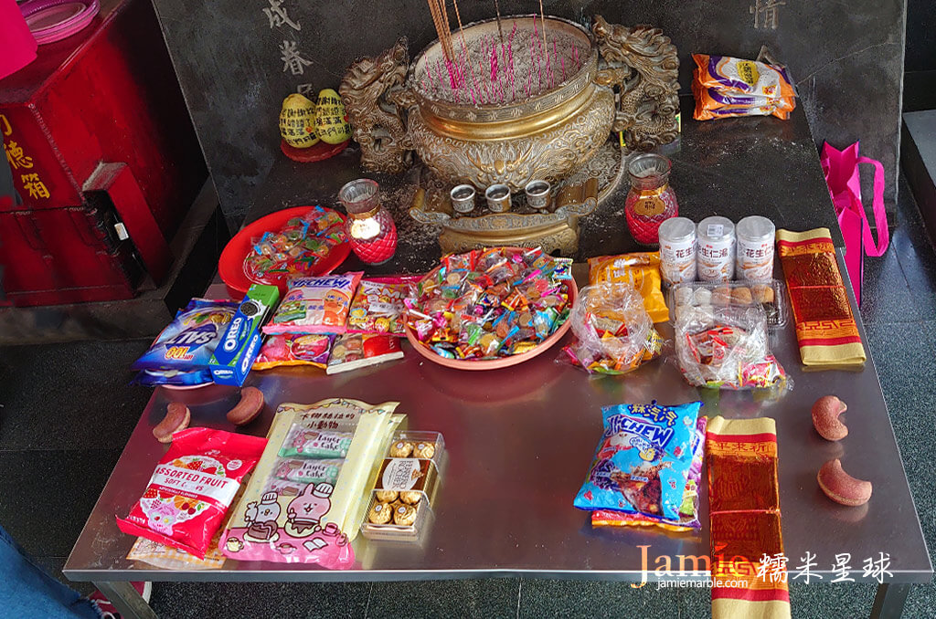 神抓上的糖餅乾,巧克力,香與金紙