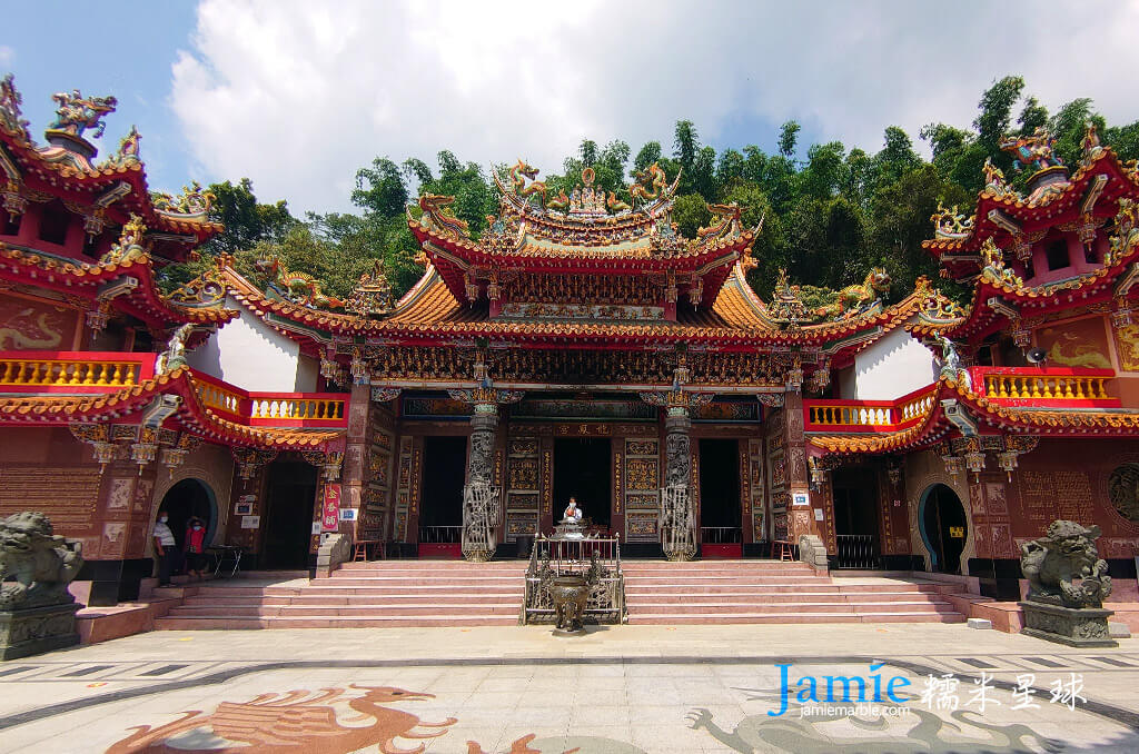 南投寺廟龍鳳宮大殿與廣場