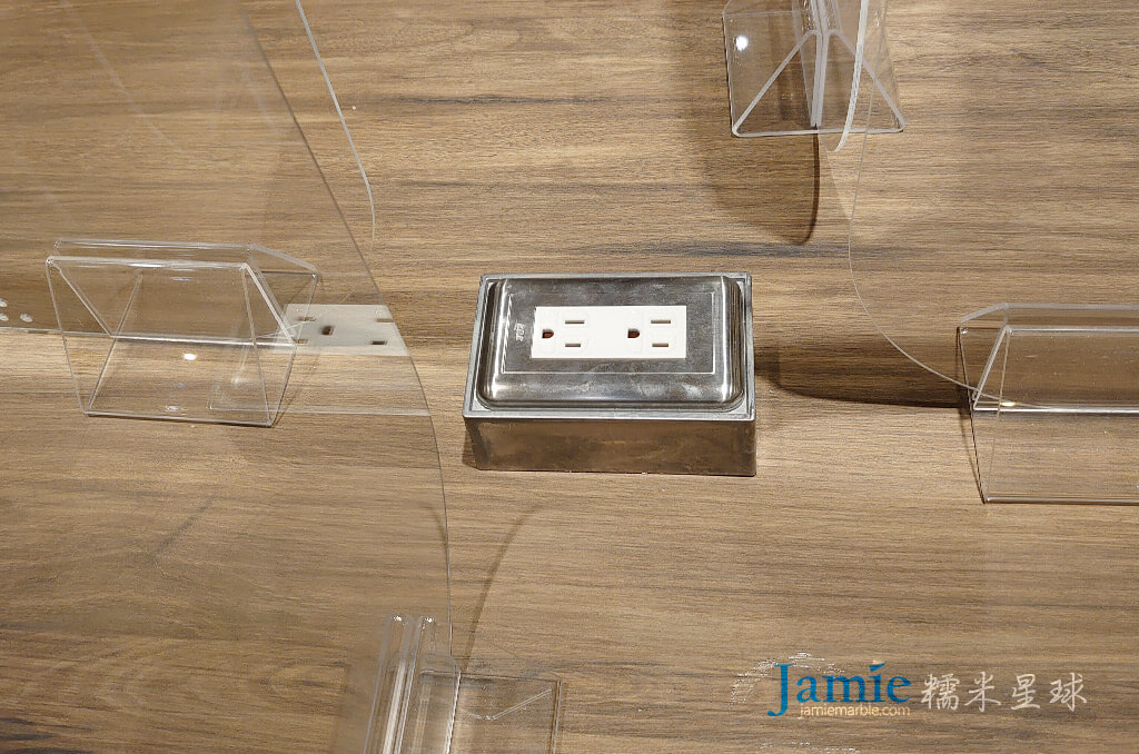 桌上免費充電插座,設置防新冠病毒隔板