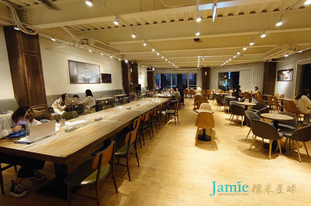 台中露路易莎二樓座位,遼闊空間超多座椅