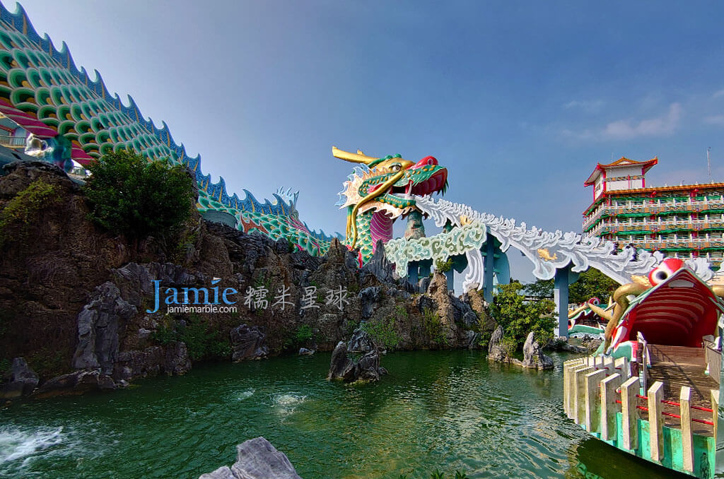 五彩巨龍嘴裡吐出長形樓梯,身體盤據在沿岸水池