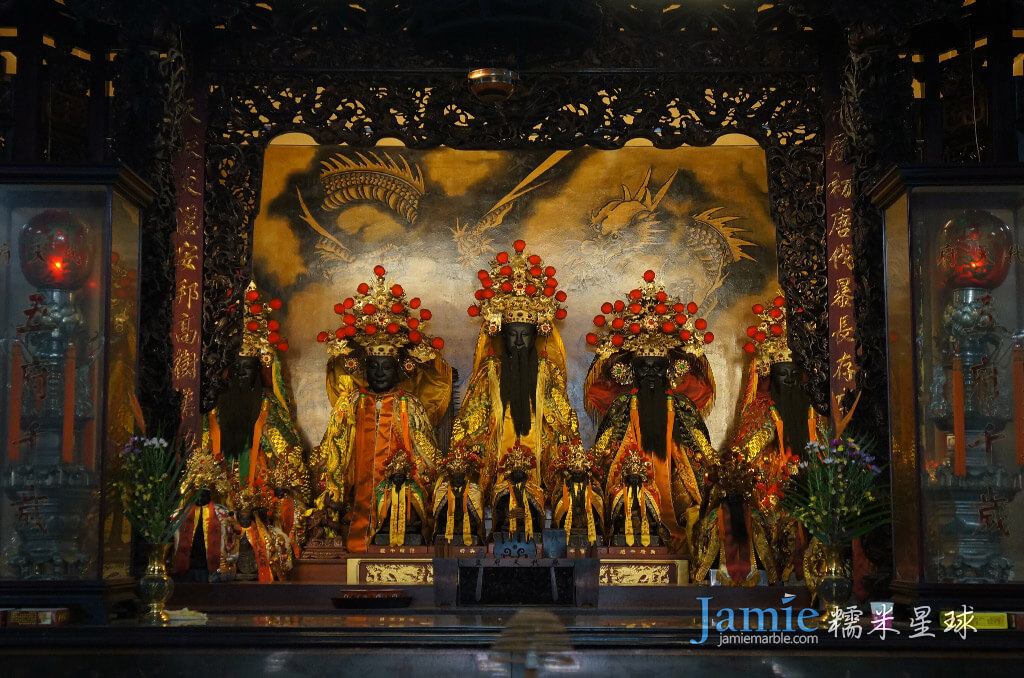 麻豆代天府正殿主神：五府千歲