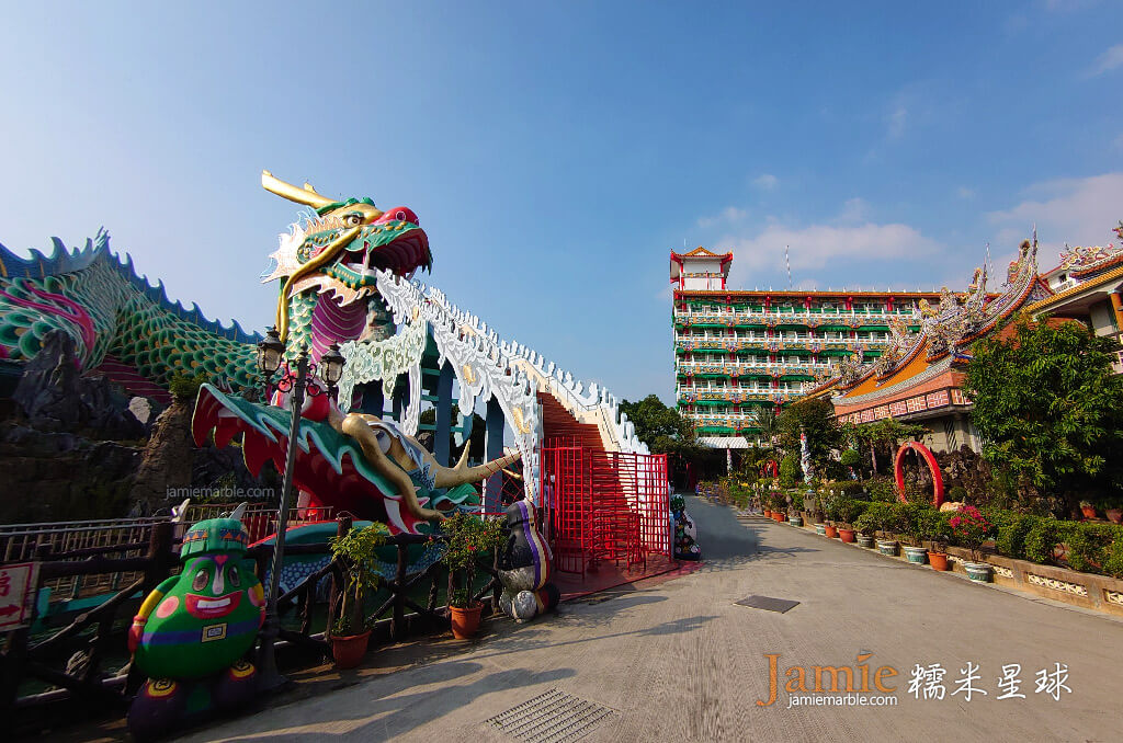 代天府宮內環境照片，左方出現階梯的中國巨龍