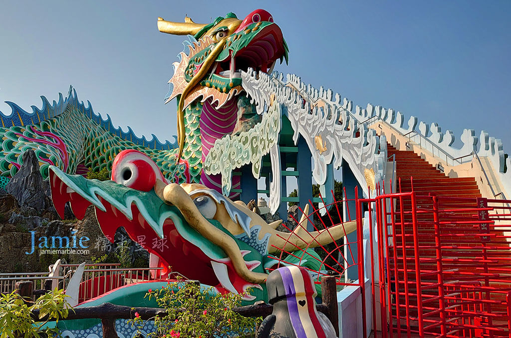 巨大東方龍吐出雲彩,踩著雲狀樓梯，龍嘴開口是入口