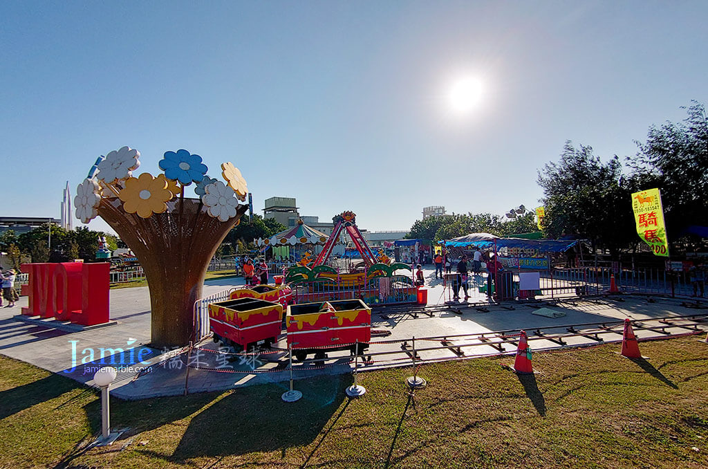 高跟鞋教堂旁的兒童遊樂園