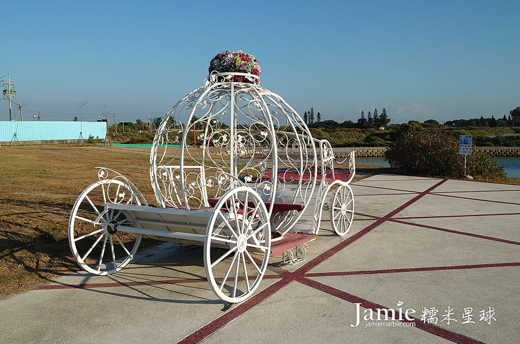 白色鏤空鐵製南瓜馬車