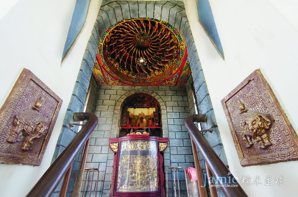 龍船內的寺廟,供奉五年千歲王爺神尊