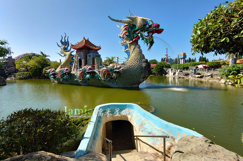 五年千歲公園,湖下水道入口,遠方有龍船