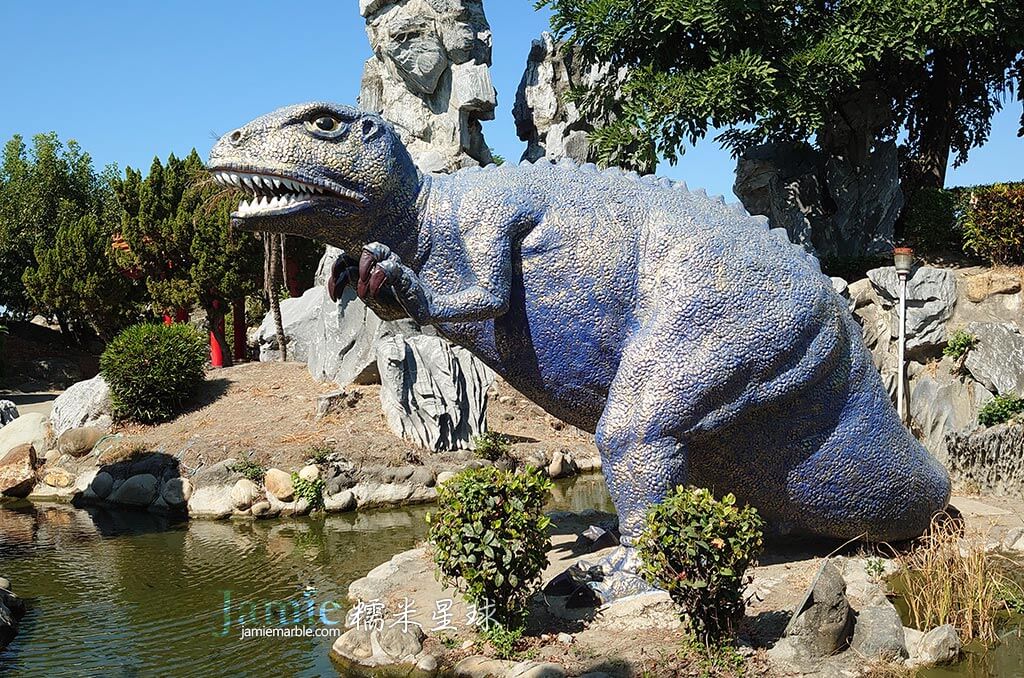 公園湖面上的暴龍雕像