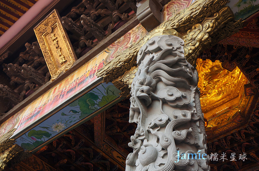 凌霄寶殿金色立牌,中國風寺廟龍柱