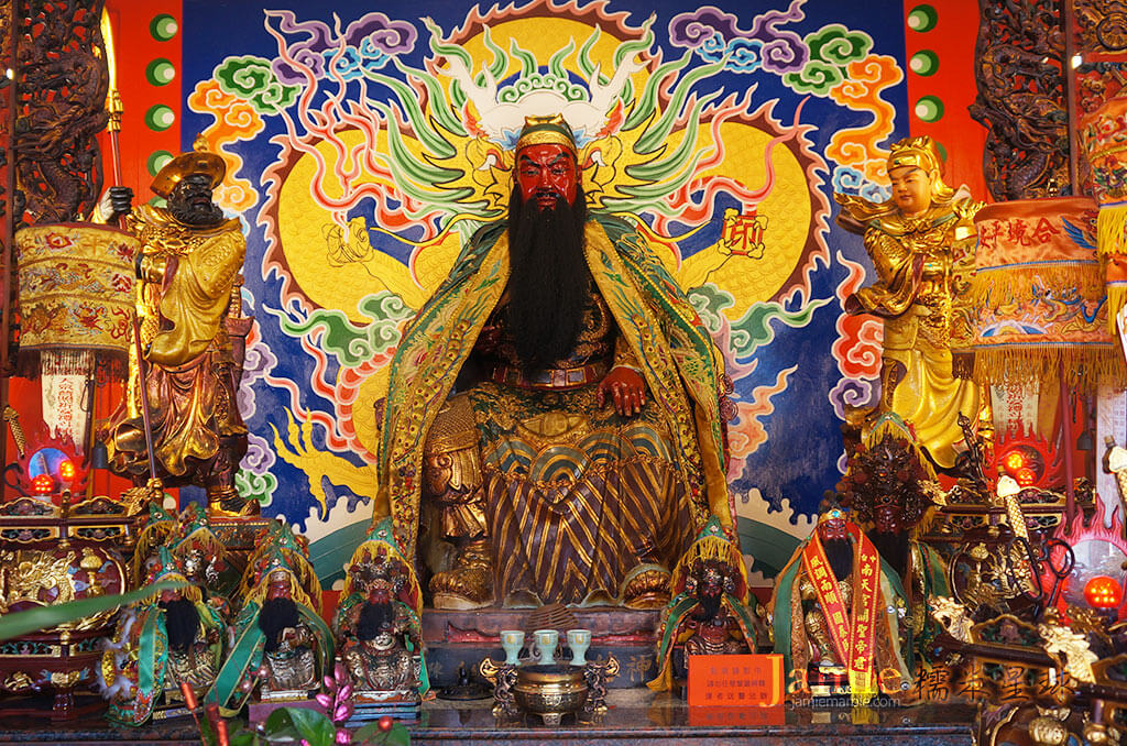 關聖帝君神像,正襟危坐穿戴披風威武,台中南天宮三樓