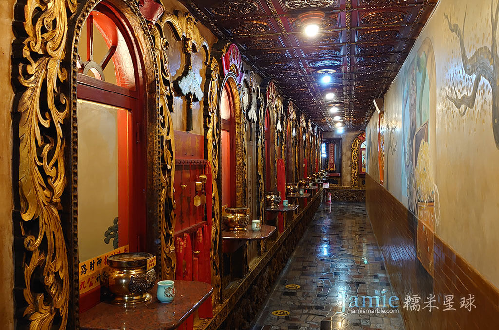 關帝廟六樓寺廟走廊裝飾木雕供奉許多神靈