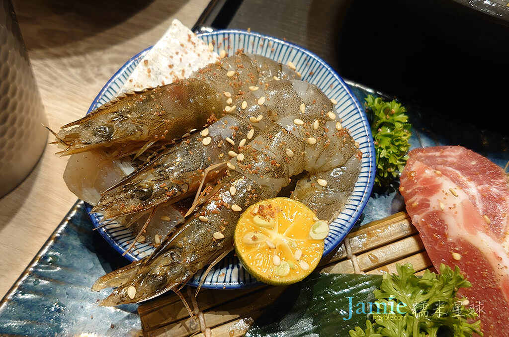 剝殼帶頭鮮蝦撒上芝麻等香料