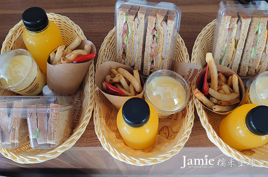 美式早餐,柳橙汁,三明治,薯條,布丁
