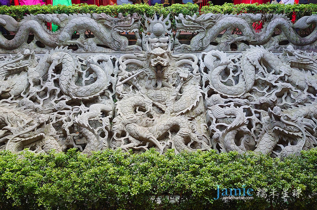 三清神殿前石雕龍搶珠