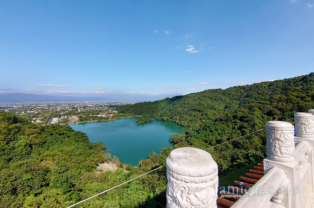 宜蘭三清寺廟眺望梅花湖泊