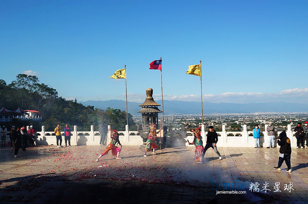 八家將在廟前的廣場舞動
