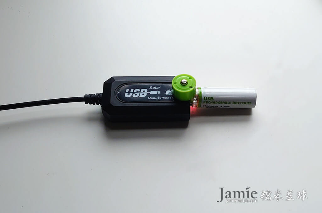 USB充電環保電池,進行太陽能充電中，顯示紅光