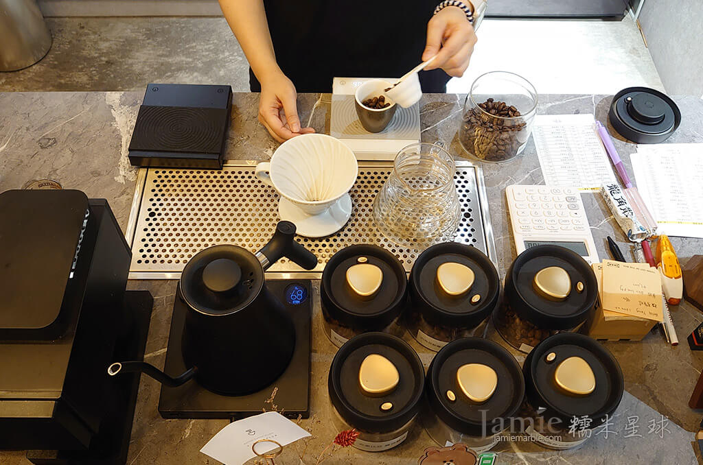 予琲老闆手沖前量豆,使用hario V60濾杯