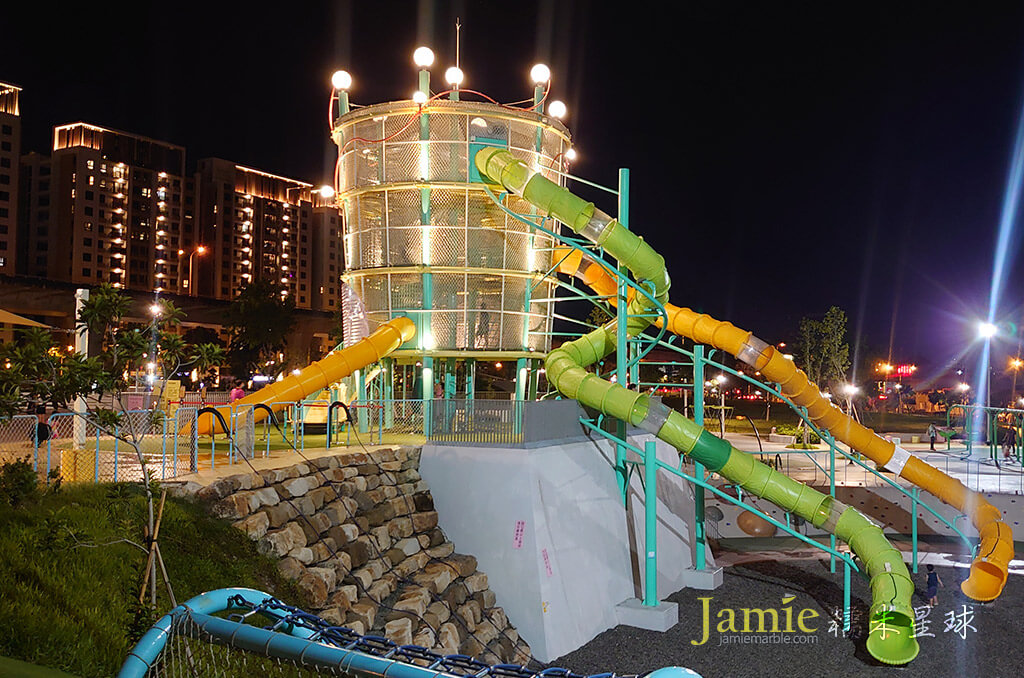 馬卡龍公園高塔遊戲區溜滑梯,夜晚打光時拍攝