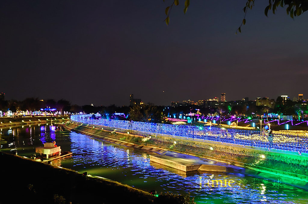 2024台中燈會中央公園河岸滿燈布置