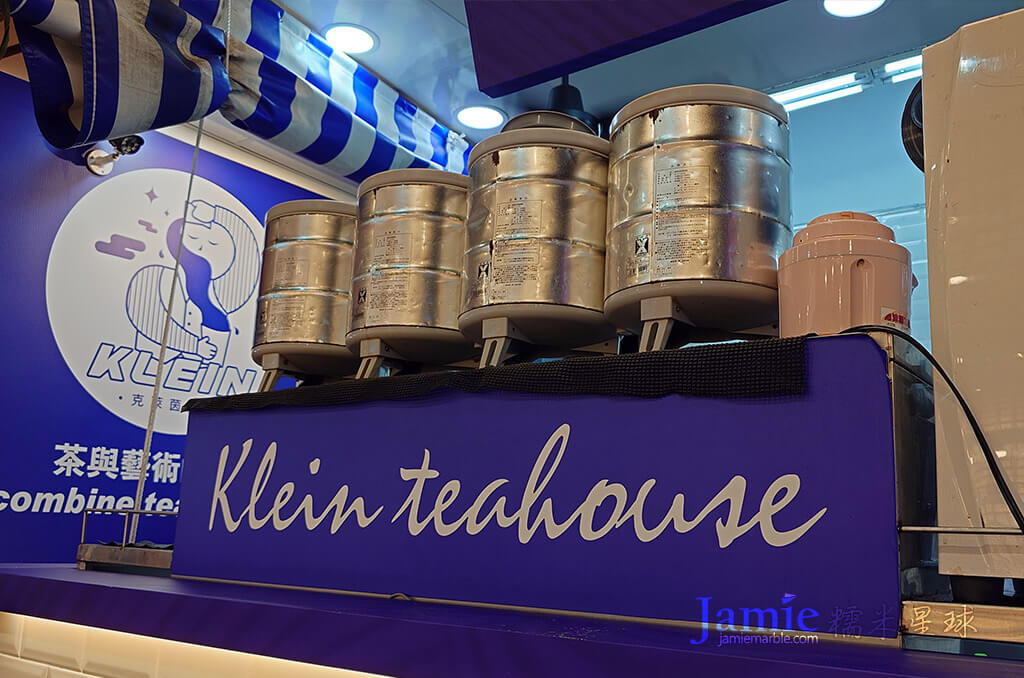克萊茵紅茶店內茶桶