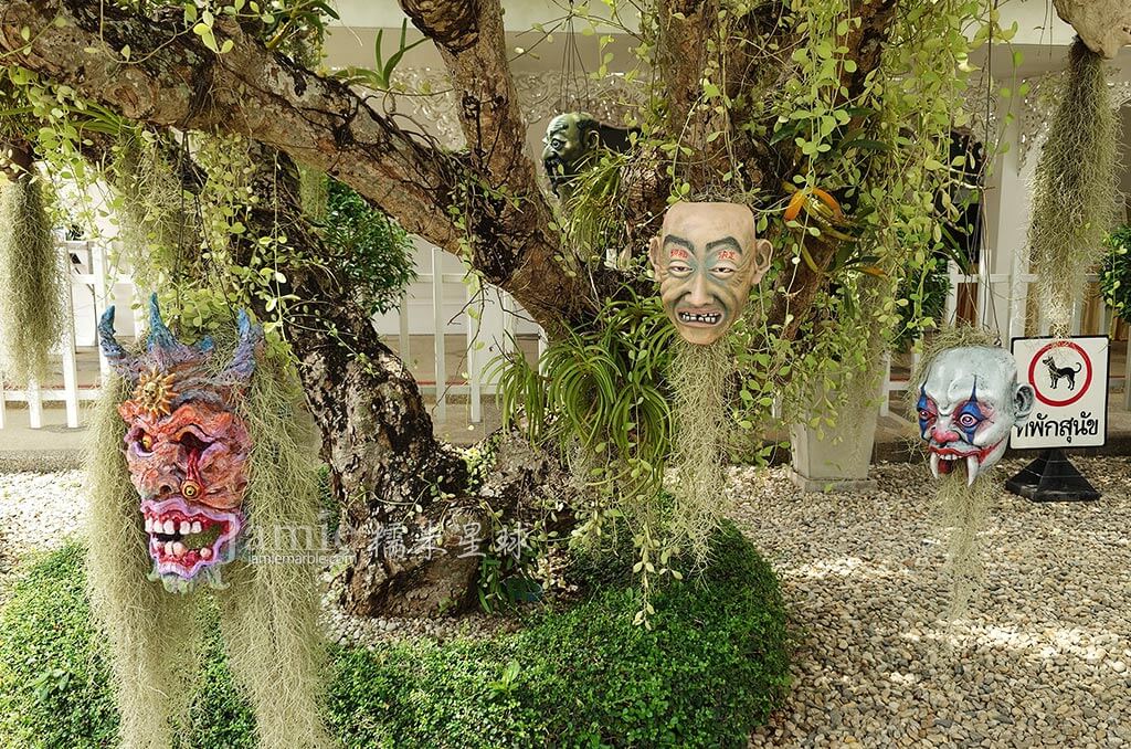 白廟樹上吊著鬼面具,惡魔臉