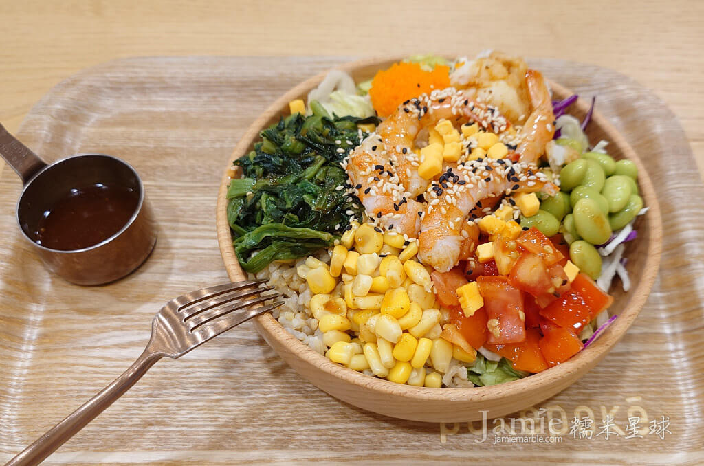 波其自選搭配蔬菜,蛋白質鳳尾蝦,起司,芝麻