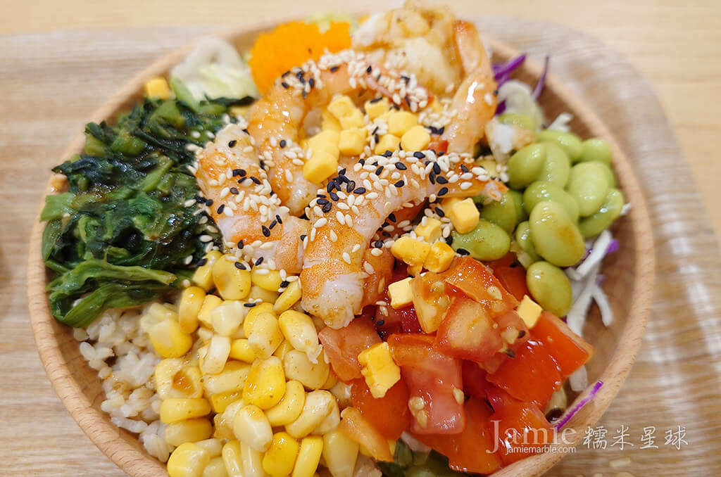 波奇食物搭配蔬菜,蛋白質鳳尾蝦,起司,芝麻