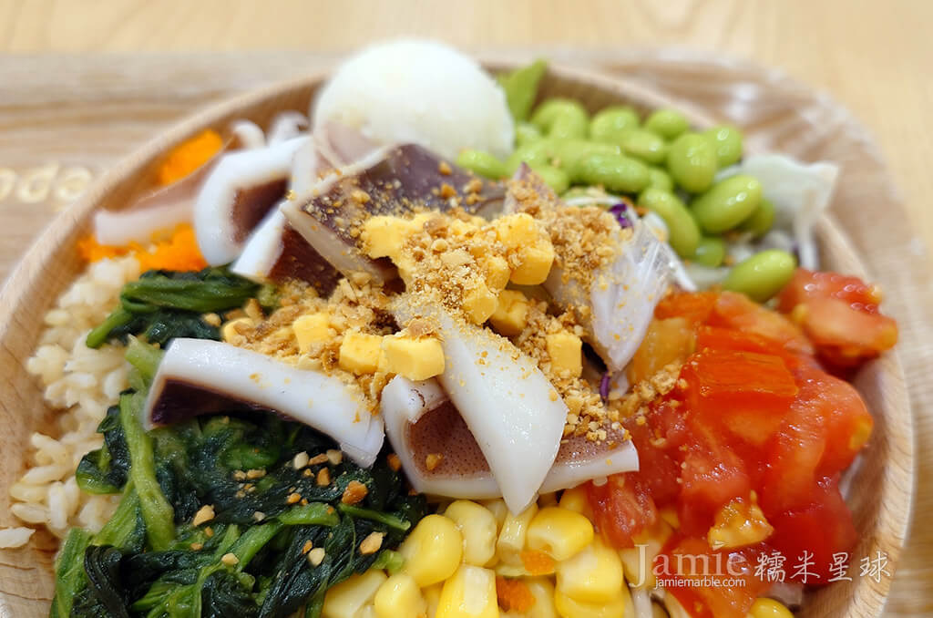 波奇食物搭配蔬菜,蛋白質魷魚,起司,花生粉